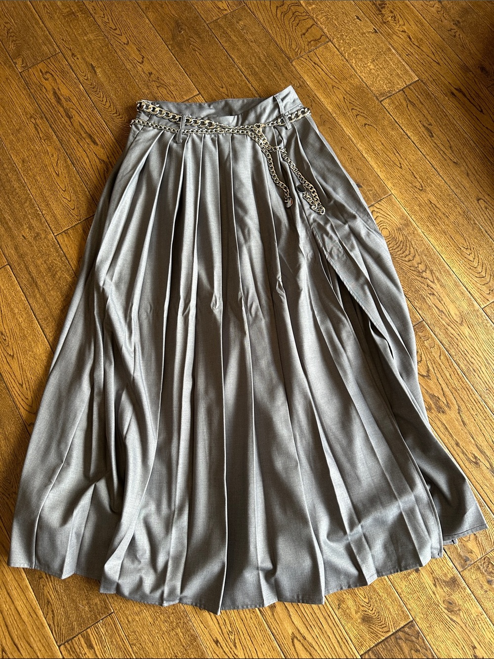 Commense Pleated Gray Maxi Skirt with Chain Belt med. side slit